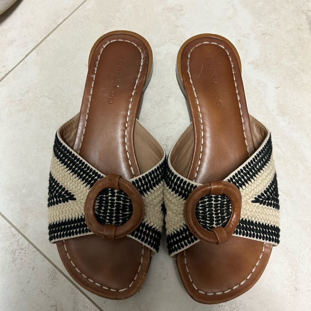 Bernardo Women's Tan and Black Sandals